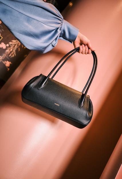 YUZEFI Oyster Shoulder Bag Black