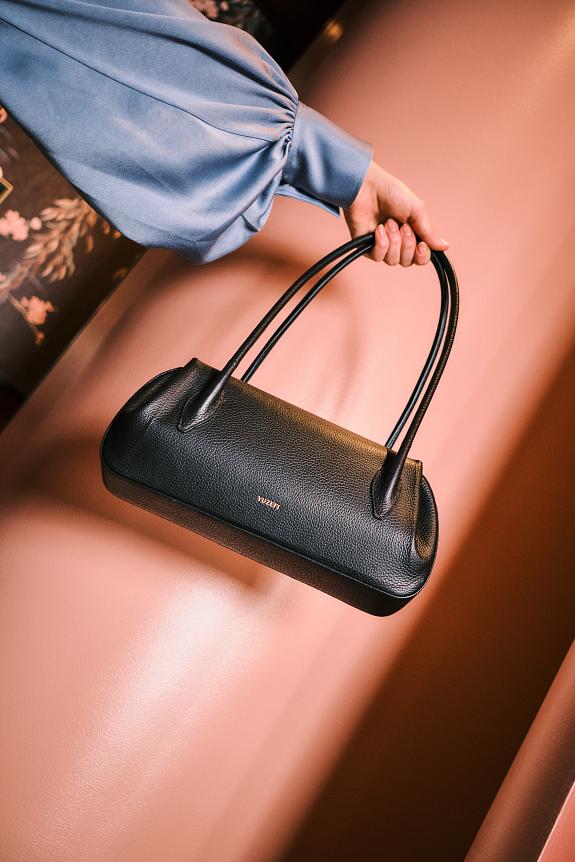 YUZEFI Oyster Shoulder Bag Black-3