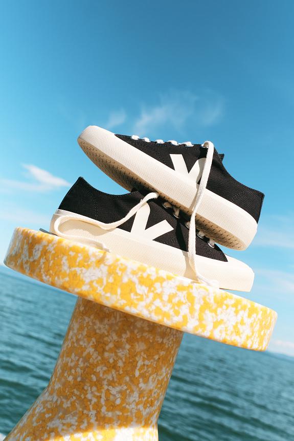 Veja Wata II Low Canvas Black Pier