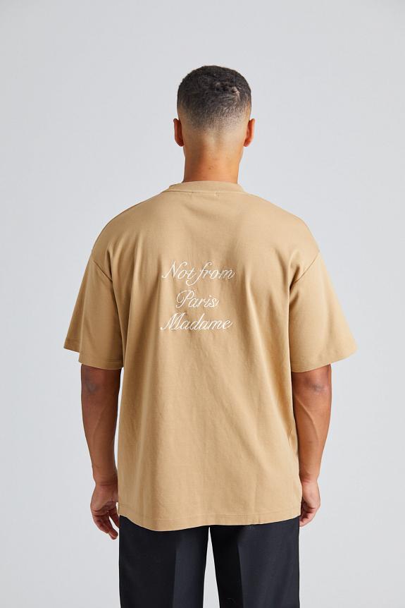 Drôle de Monsieur Le T-Shirt Slogan Calligraphy Ice Brown-1