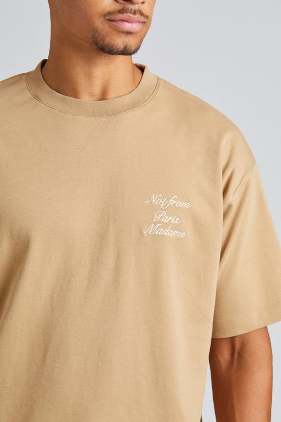 Drôle de Monsieur Le T-Shirt Slogan Calligraphy Ice Brown-4