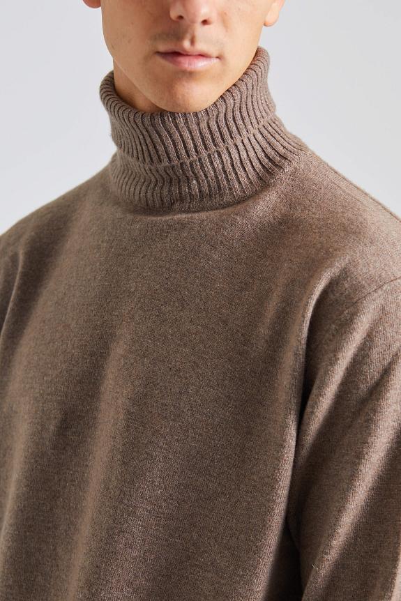 Oscar Jacobson Salim Rollneck Walnut Beige