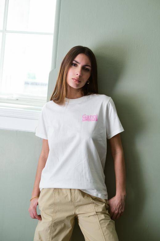 GANNI Basic Jersey Nightclub Relaxed T-Shirt Egret er en lett t-skjorte som passer perfekt hele året. Bruk den under en blazer eller cardigan, eller bruk den sammen med lette bukser og shorts eller skjørt i sommer!